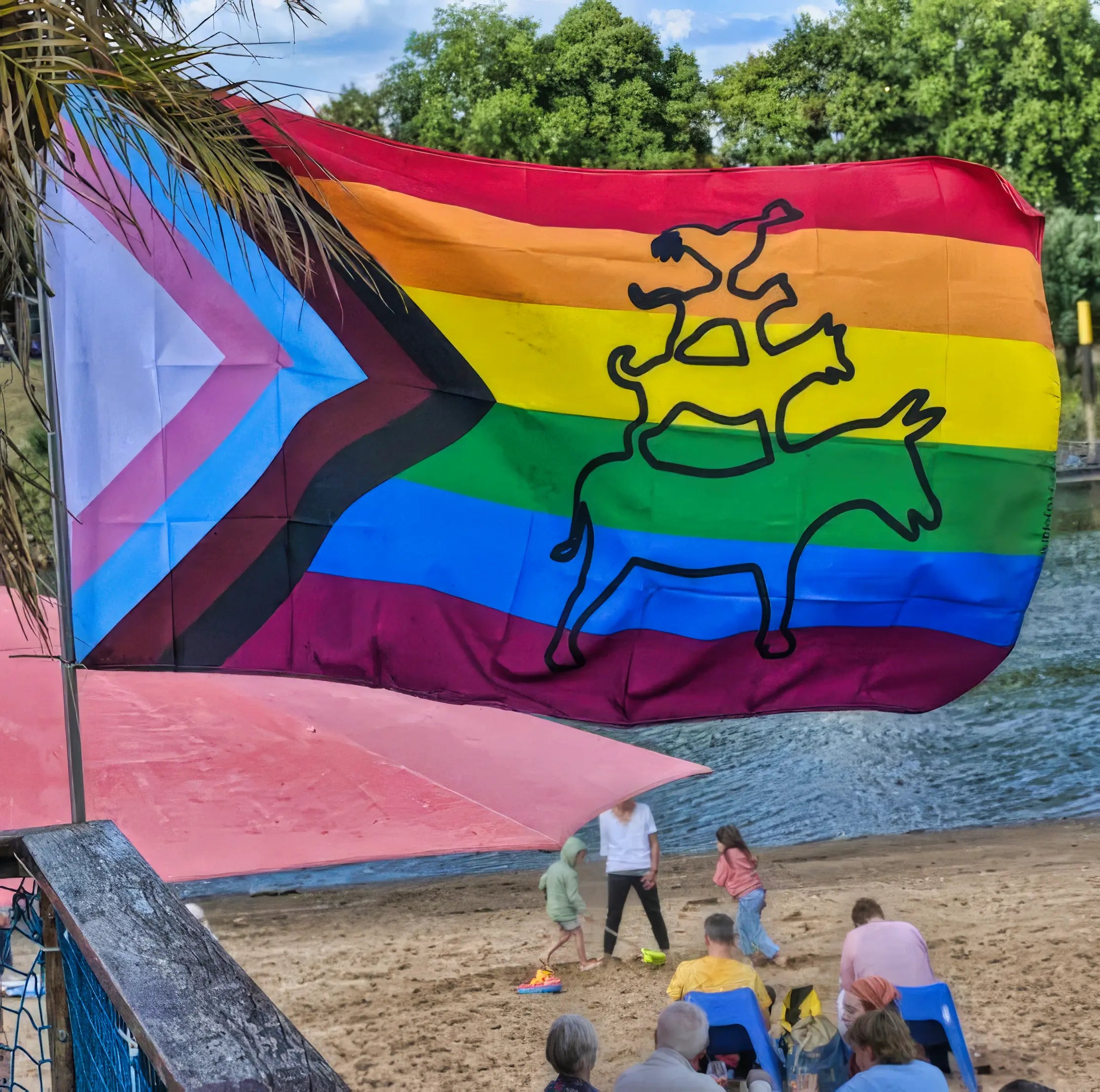 Limitierte Progress Pride Flagge des CSD Bremen, die eindrucksvoll im Wind weht. Die große schwarze Stadtmusikanten-Silhouette auf den Progress-Farben setzt ein unübersehbares Statement für queere Sichtbarkeit. Sichere dir dieses exklusive Soli-Produkt für dein Zuhause oder die Demo!