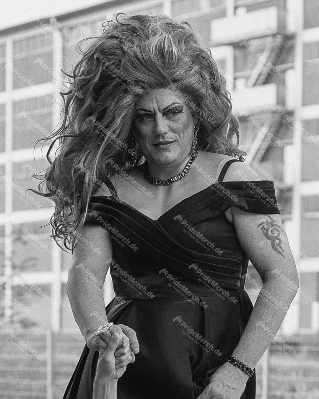 Stilvolles Schwarz-Weiß-Foto der Drag Queen Jolina Wings aus Bremen, die mit einem selbstbewussten Ausdruck für die Kamera posiert