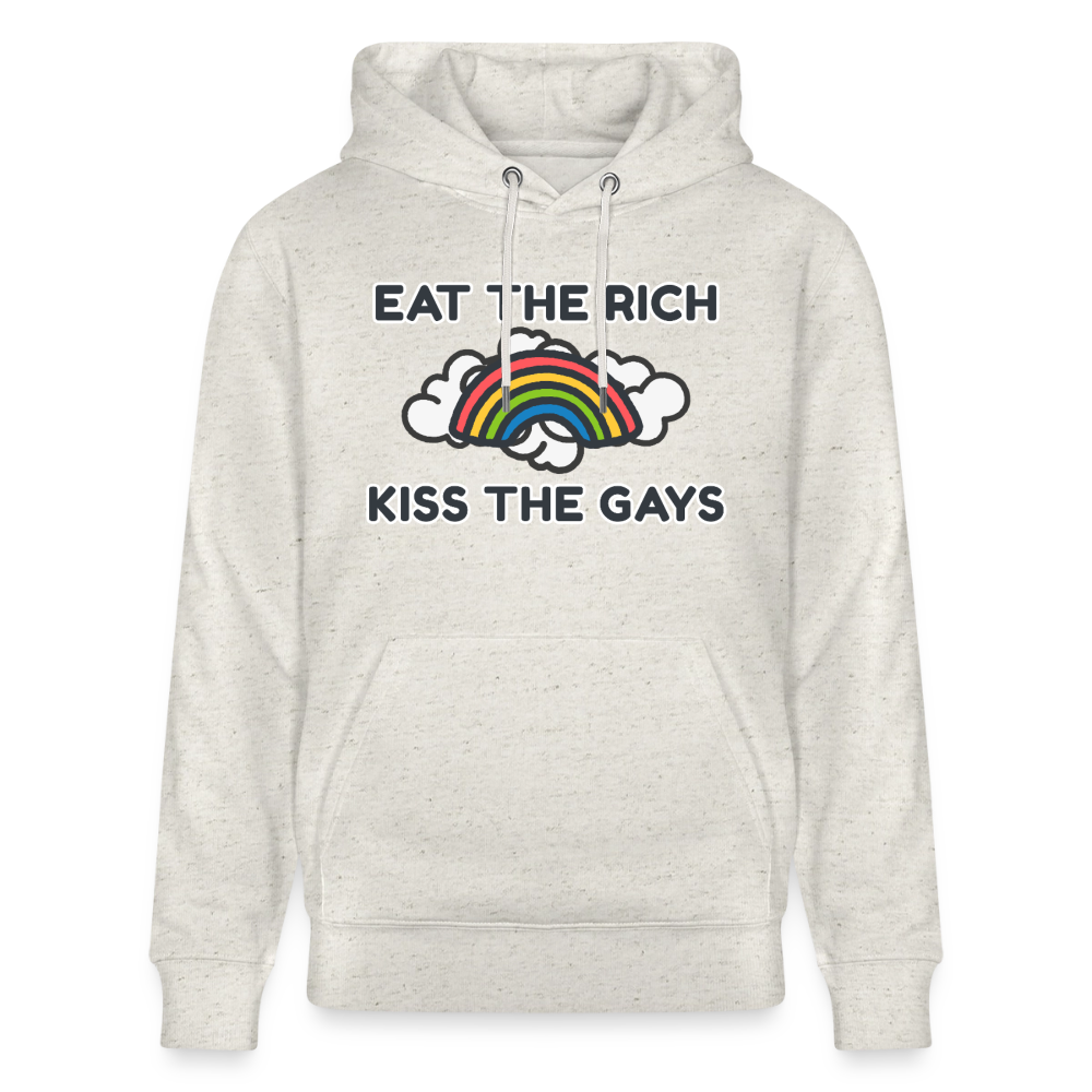 Freigestellter Hoodie in Beige meliert mit dem zentrierten Text „Eat The Rich Kiss The Gays“. Zwischen den Wörtern lockert ein farbiger Regenbogen das antikapitalistische Statement für die Pride-Community auf.