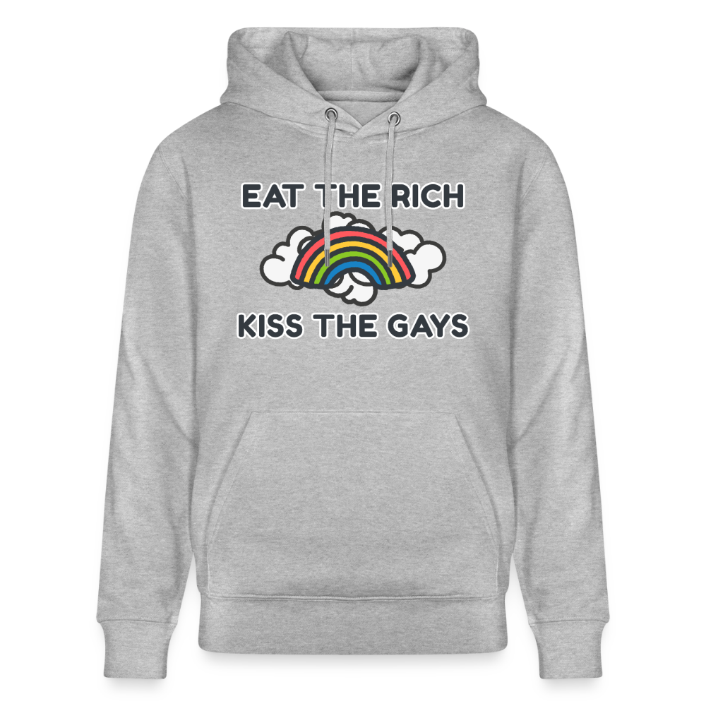 Freigestellter, grau melierter Hoodie mit dem provokanten Spruch „Eat The Rich Kiss The Gays“. Die weichen Wolken und der Regenbogen verbinden antikapitalistische Haltung mit LGBTIQ-Sichtbarkeit.