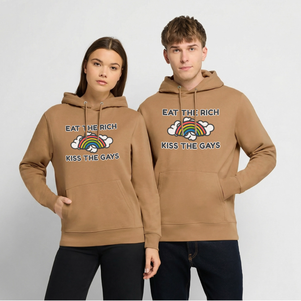 Ein Model trägt den Hoodie in warmem Karamell mit der provokanten Doppelbotschaft „Eat The Rich Kiss The Gays“. Perfekt für Demos oder den queeren Alltag, unterstützt durch das bunte Regenbogen-Design.
