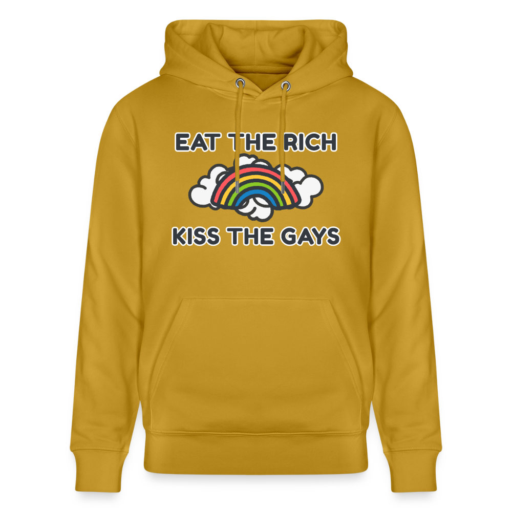 Freigestellter ockerfarbener Hoodie mit der klaren Ansage „Eat The Rich Kiss The Gays“. Der bunte Regenbogen mit weichen Wolken bricht die politische Botschaft optisch auf und sorgt für queere Sichtbarkeit.