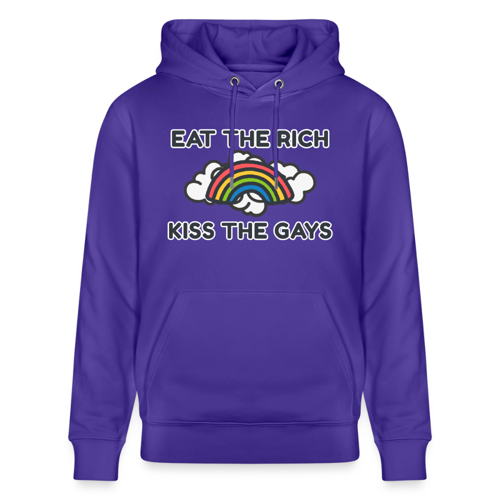 Freigestelltes sattes lila Kapuzensweatshirt mit dem zentrierten Text „Eat The Rich Kiss The Gays“. Der Regenbogen bricht die harte Botschaft auf und zeigt selbstbewussten queeren Aktivismus.