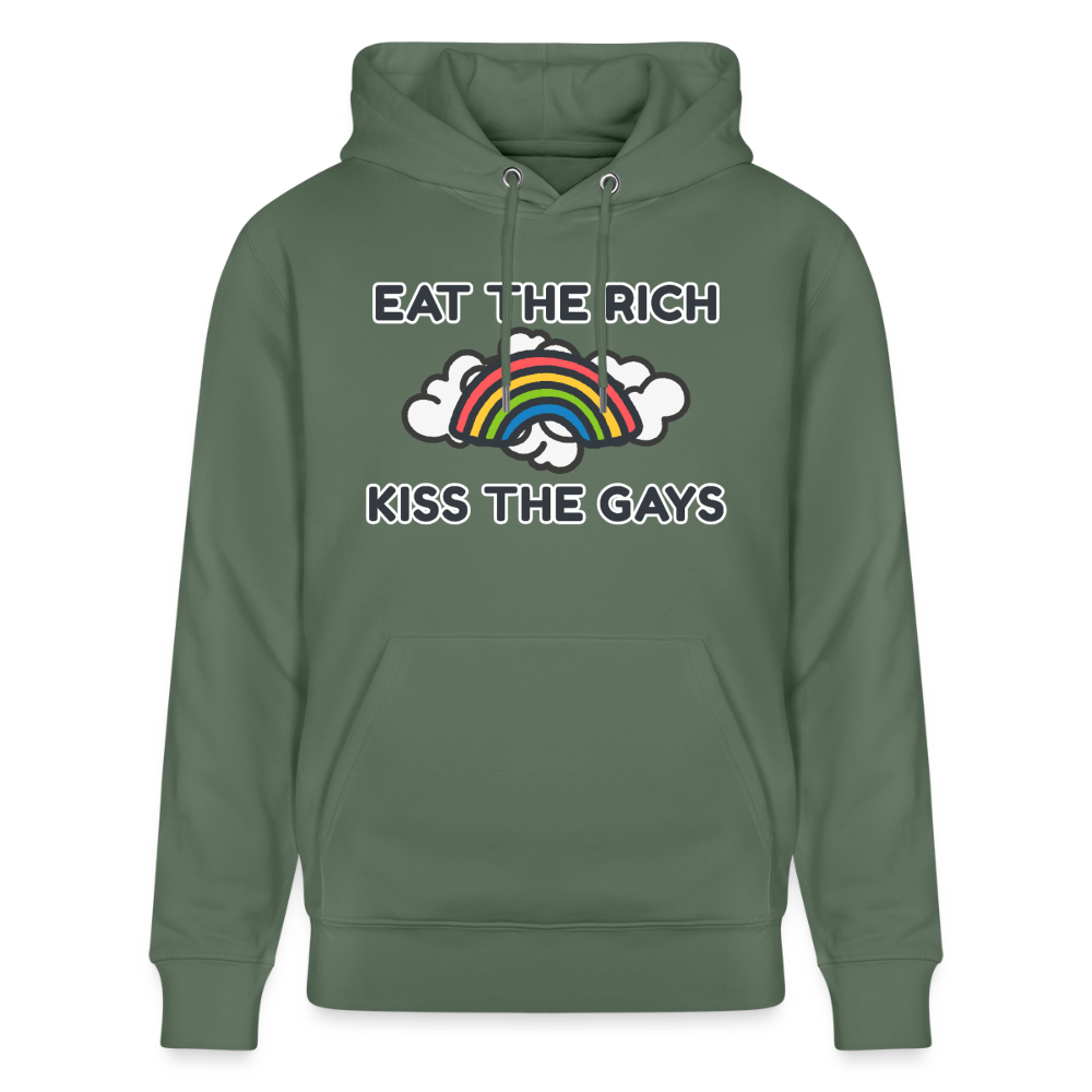 Freigestelltes tanngrünes Kapuzenshirt mit dem provokanten Spruch „Eat The Rich Kiss The Gays“. Ein strahlender Regenbogen in der Mitte verbindet queeren Stolz mit klarer Haltung.