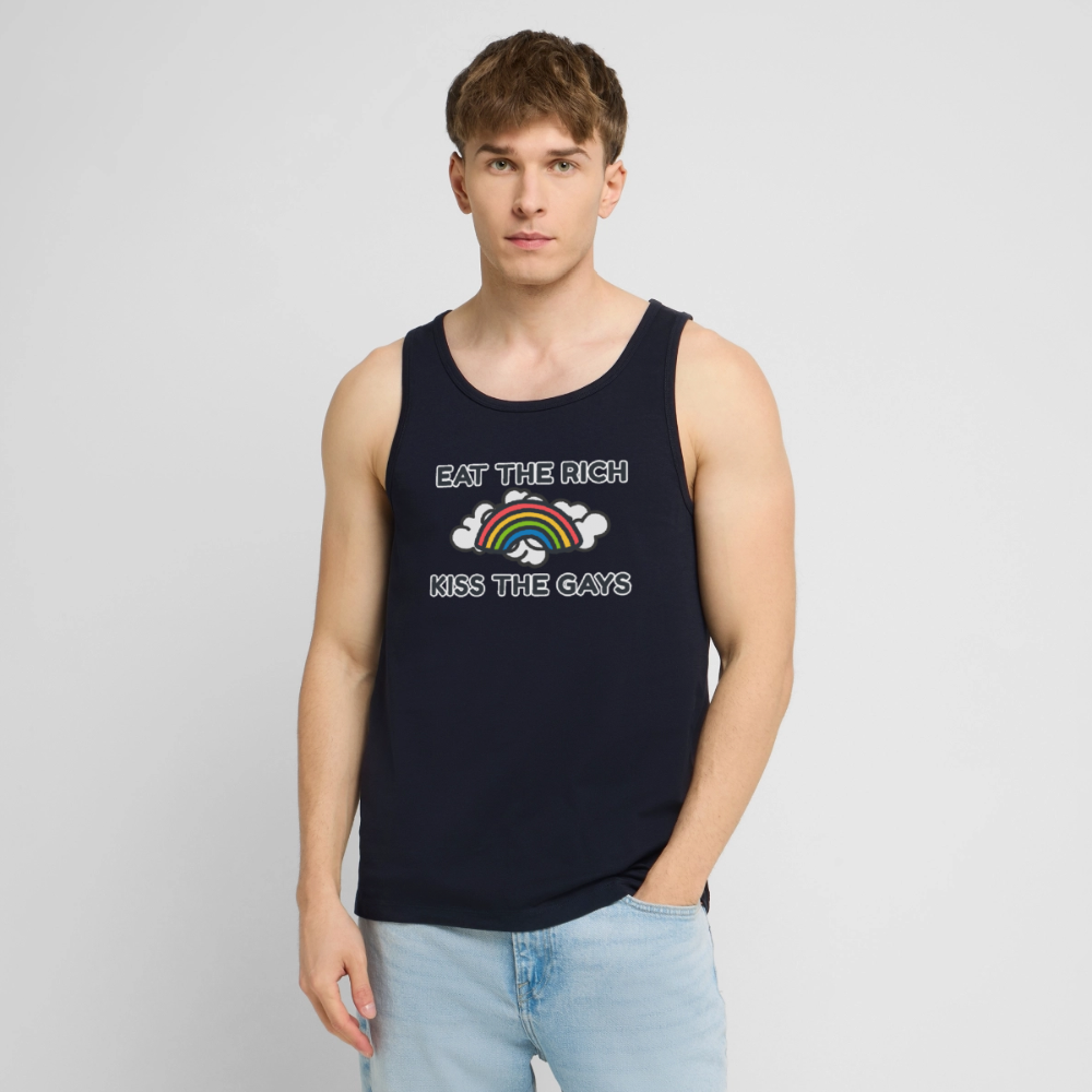 Ein Model präsentiert das navyblaue Tank Top mit dem aktivistischen Schriftzug „Eat The Rich Kiss The Gays“. Das sommerliche Shirt mit Regenbogen-Motiv ist die ideale Kombination aus politischem Widerstand und Pride-Sichtbarkeit.