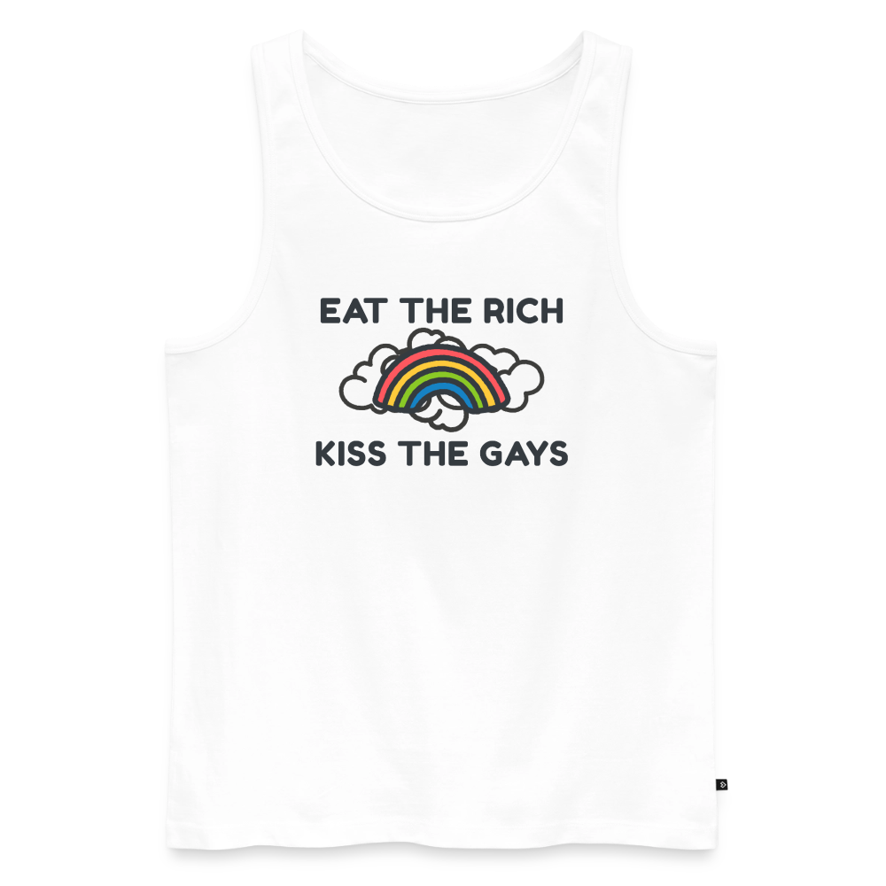 Das weiße Tank Top rückt den kontrastreichen Schriftzug „Eat The Rich Kiss The Gays“ in den Mittelpunkt. Zwischen den Zeilen lockert ein farbintensiver Regenbogen das politische Design für die Pride-Saison auf.