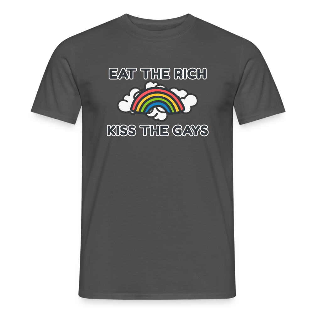 "Eat The Rich - Kiss The Gays" gedruckt auf ein anthrazitfarbenes T-Shirt. Das freigestellte Bild ohne Hintergrund zeigt detailliert die handgezeichneten Wolken und den bunten Regenbogen des queeren Aktivismus-Designs