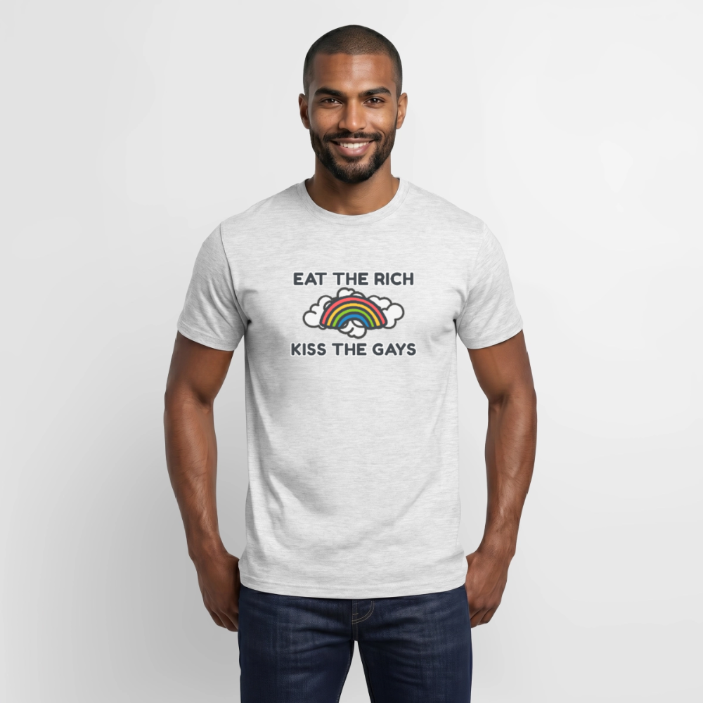 Ein Model zeigt das grau melierte LGBTIQ-Shirt im lässigen Schnitt. Im Zentrum der Brust sticht die plakative Typografie rund um den bunten Regenbogen als klares Statement gegen den Kapitalismus hervor