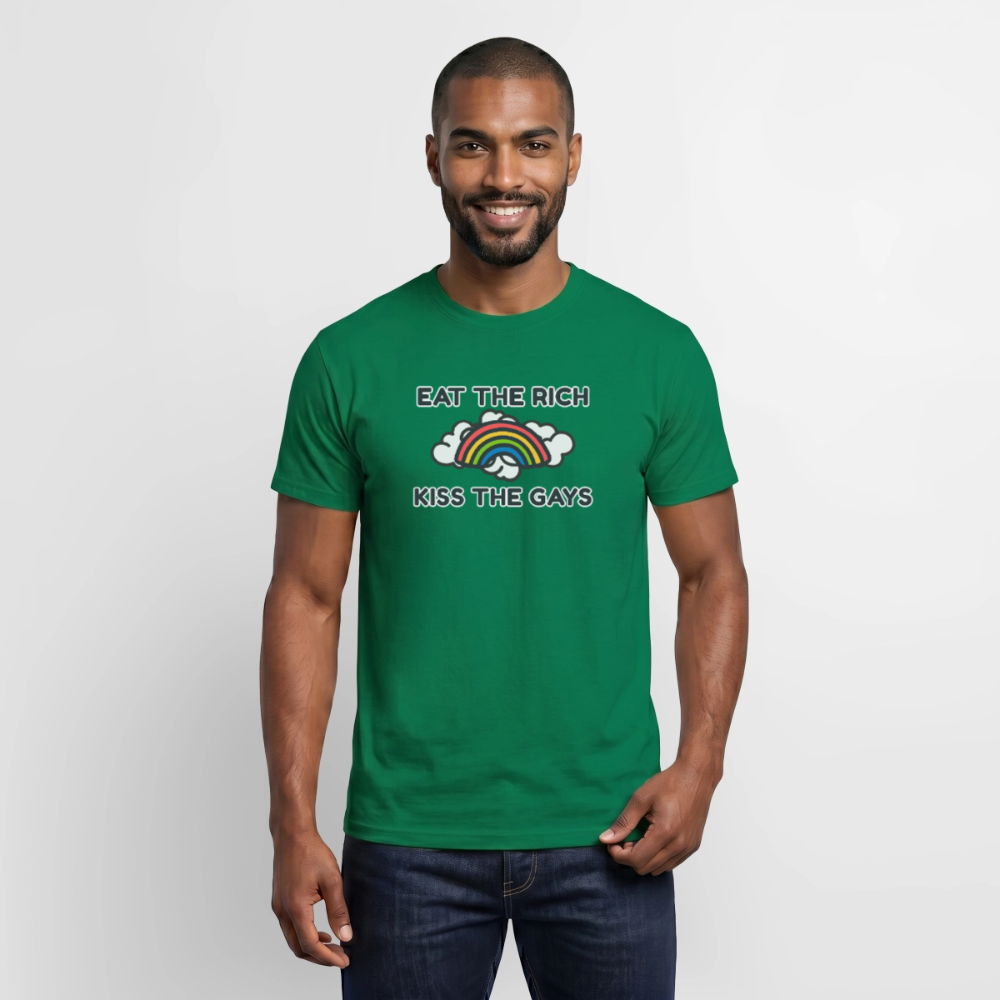 Präsentation des "Eat The Rich Kiss The Gays" T-Shirts in strahlendem Kelly Green an einem männlichen Model. Die Kombination aus harter Botschaft und verspieltem Wolken-Motiv ist das ideale Outfit für den nächsten CSD