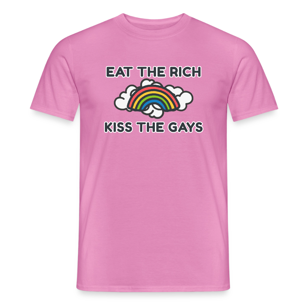 Produktpräsentation des pinkfarbenen T-Shirts, bedruckt mit einer klaren Forderung nach mehr Solidarität. Die plakative Typografie und das bunte Cartoon-Element in der Mitte verbinden humorvollen Protest mit unübersehbarer queerer Sichtbarkeit