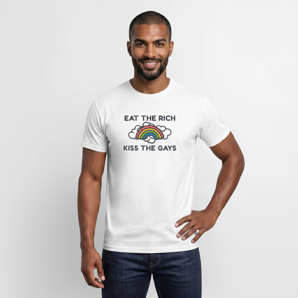 Das weiße Pride-Shirt mit der Aufschrift "Eat The Rich Kiss The Gays" wird von einem Model präsentiert. Die dicke dunkle Schrift und die niedliche Regenbogen-Grafik setzen ein klares LGBTIQ-Statement