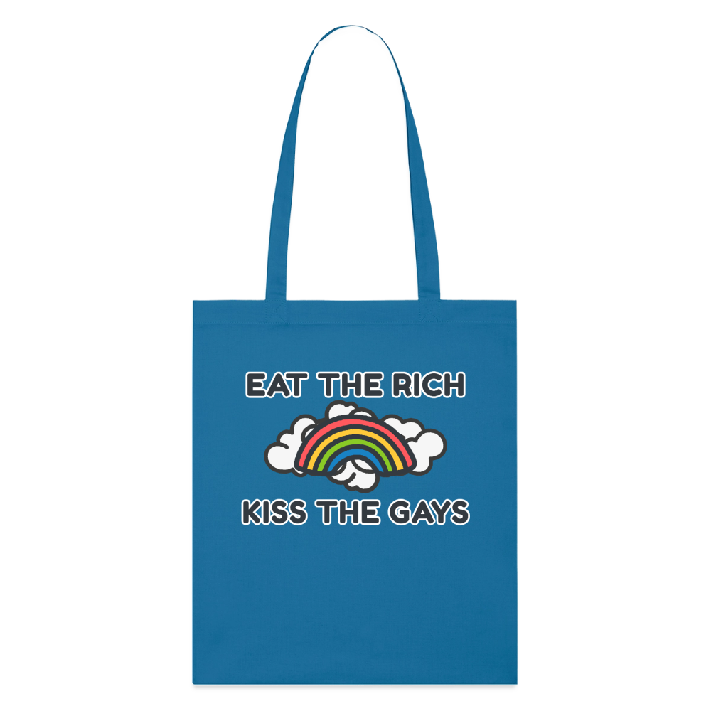 Freigestellter königsblauer Bio-Stoffbeutel mit dem klaren Text „Eat The Rich Kiss The Gays“. Zwischen den Wörtern lockert ein farbiger Regenbogen das antikapitalistische Statement für die Pride-Community auf.