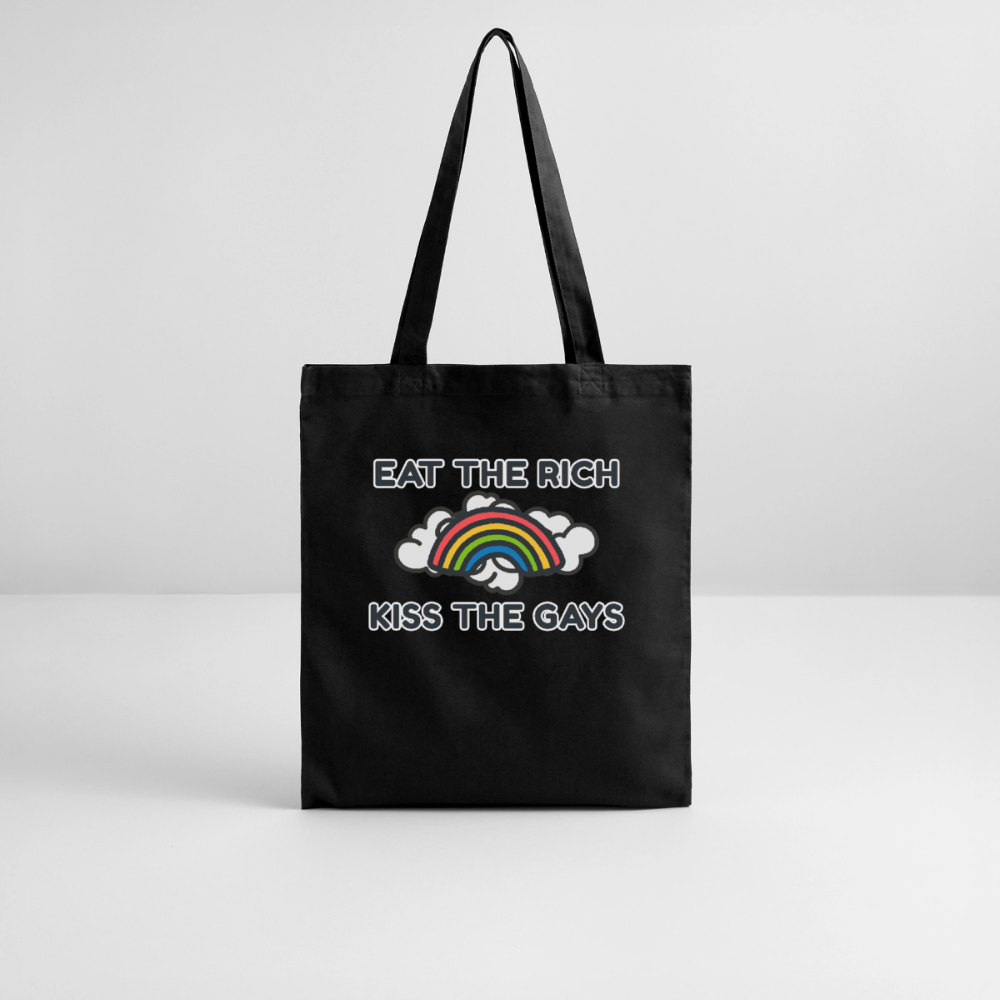 In Szene gesetzter, schwarzer Jutebeutel mit der aktivistischen Botschaft „Eat The Rich Kiss The Gays“. Der zentrierte Regenbogen macht die stehende Tasche zum ultimativen Hingucker für jeden sommerlichen Pride-Event.