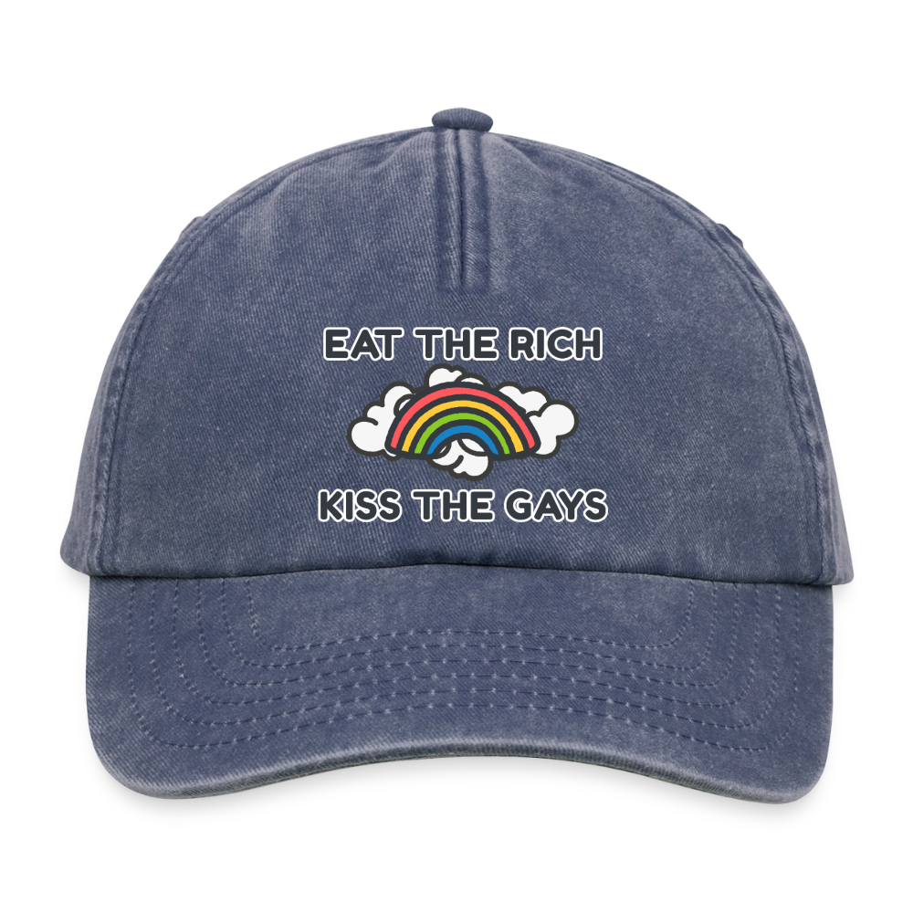 Freigestellte Vintage Cap in verwaschenem Denimblau mit dem zentrierten Statement „Eat The Rich Kiss The Gays“. Der farbige Regenbogen mit weichen Wolken bricht die harte Typografie auf und setzt ein klares Zeichen für queeren Aktivismus.