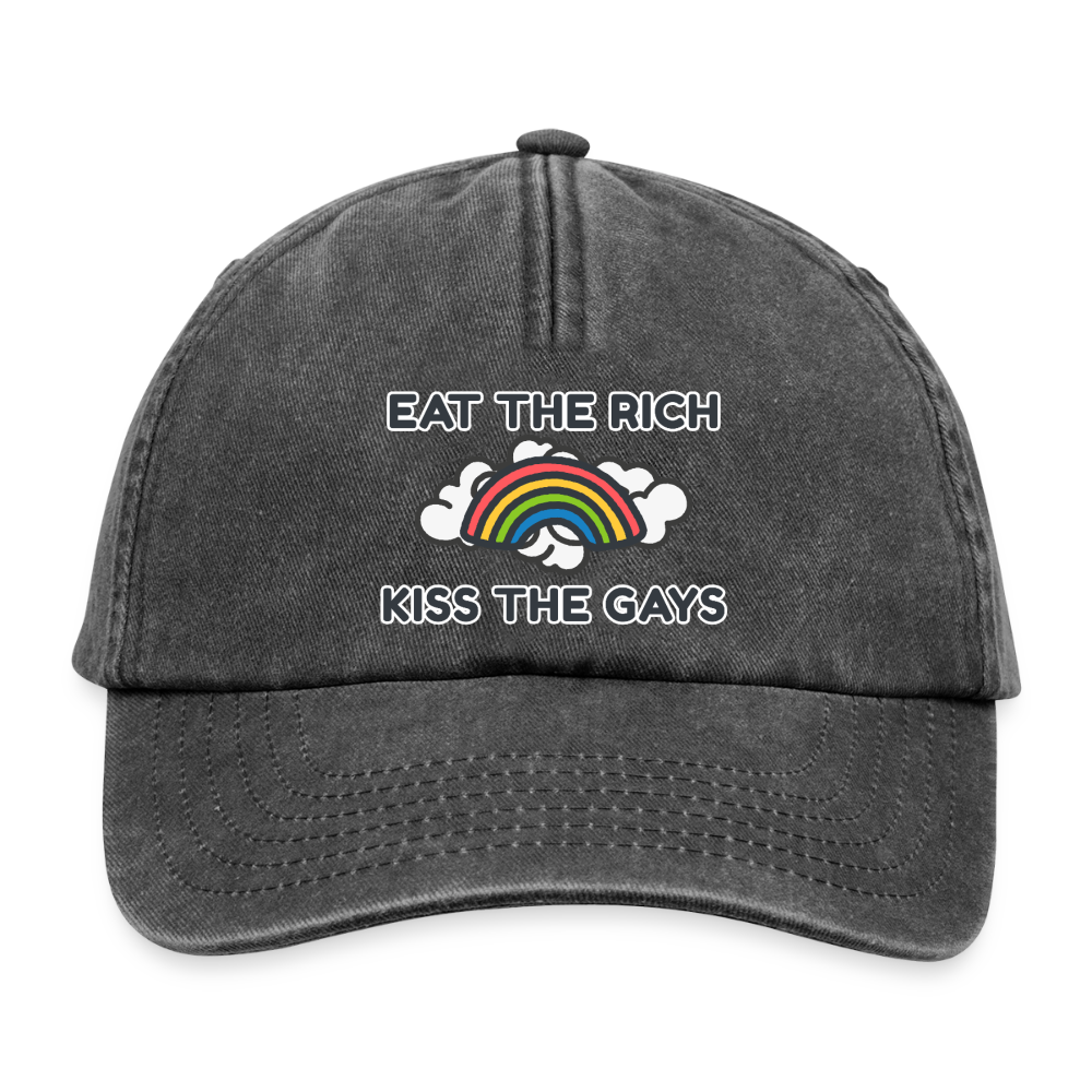 Freigestellte schwarze Cap im angesagten Retro-Look, bedruckt mit dem Text „Eat The Rich Kiss The Gays“. Zwischen den Wörtern lockert ein farbiger Regenbogen das antikapitalistische Statement für die Pride-Saison auf.