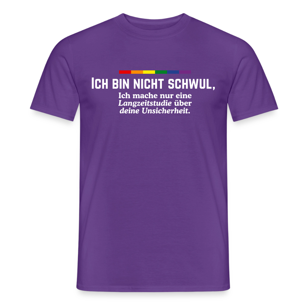 Ein lilafarbenes T-Shirt, geschmückt mit einem regenbogenfarbenen Balken. Darunter liefert die helle Schrift die perfekte Pointe für den Alltag: „ICH BIN NICHT SCHWUL, Ich mache nur eine Langzeitstudie über deine Unsicherheit.“