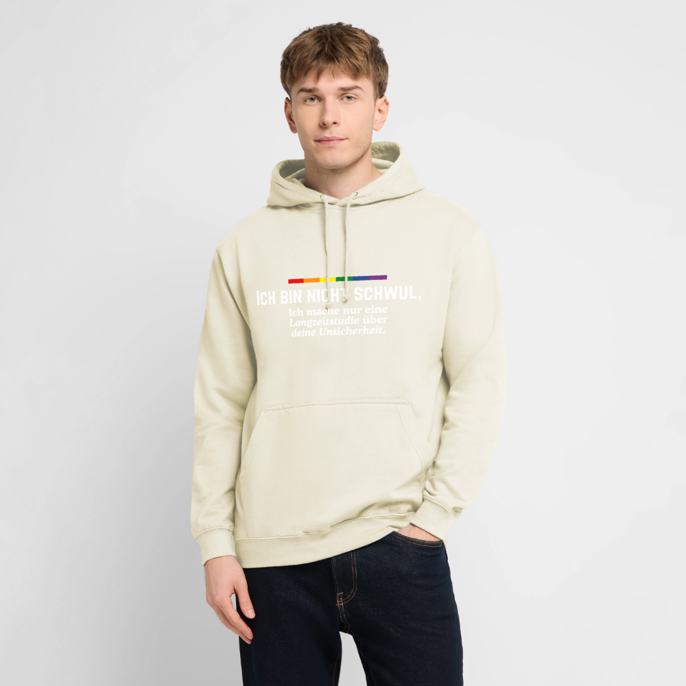 Lässiger Streetstyle an einem Model: Der zartgelbe Vanille-Milchshake-Hoodie trägt in dunkler Schrift die satirische Ansage „ICH BIN NICHT SCHWUL, Ich mache nur eine Langzeitstudie über deine Unsicherheit.“, verziert mit einem kleinen Regenbogen.