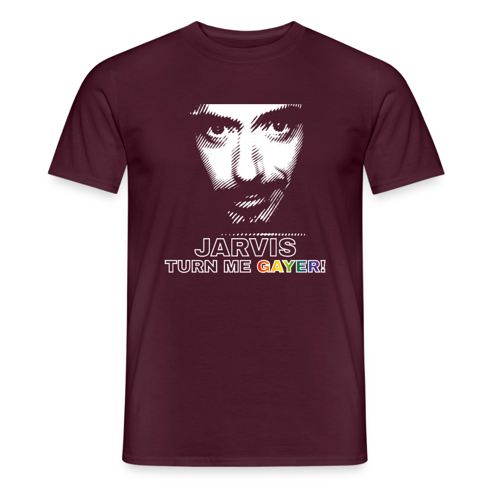 Ein ziegelrotes T-Shirt auf transparentem Grund mit dem popkulturellen Motiv „JARVIS TURN ME GAYER!". Das markante Comic-Gesicht und die bunten Details feiern queere Identität mit Humor.