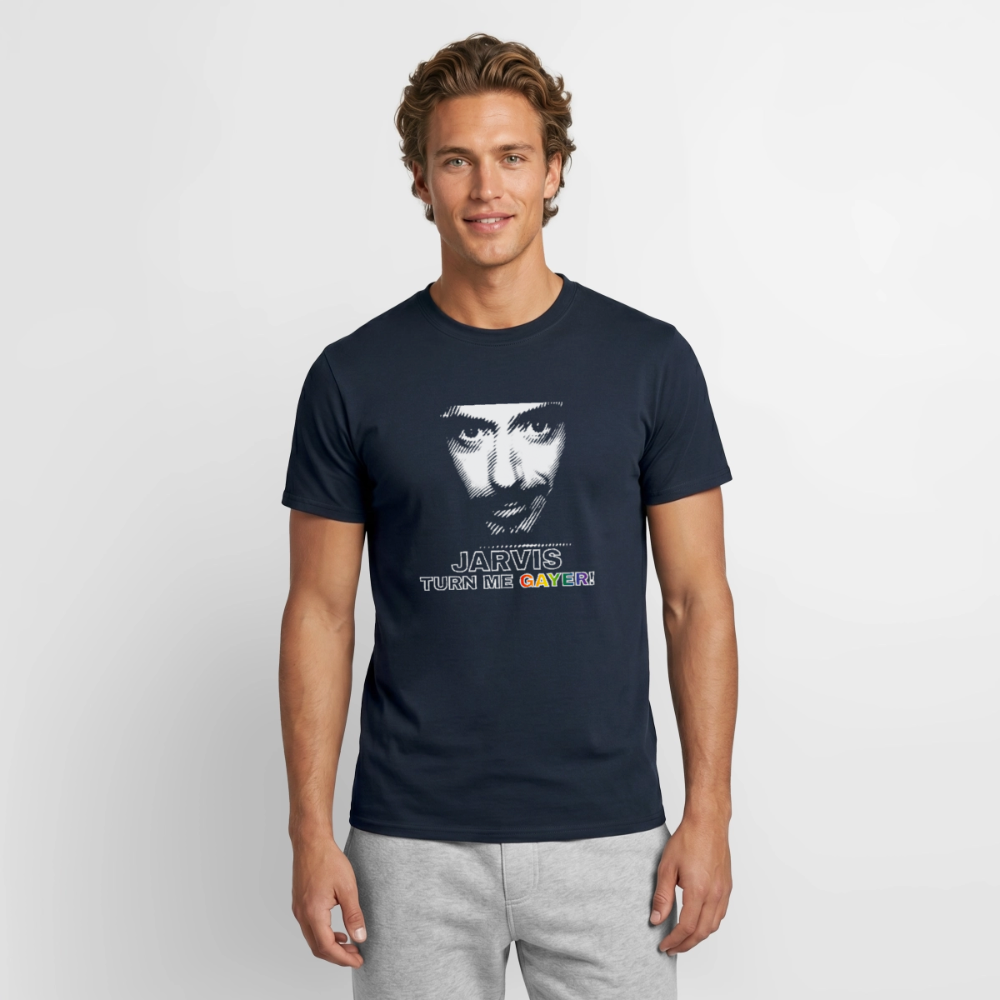 Präsentation des humorvollen „JARVIS TURN ME GAYER!" T-Shirts in Navy an einem Model. Die Mischung aus Comic-Helden-Vibes und Regenbogen-Statement fällt sofort auf.