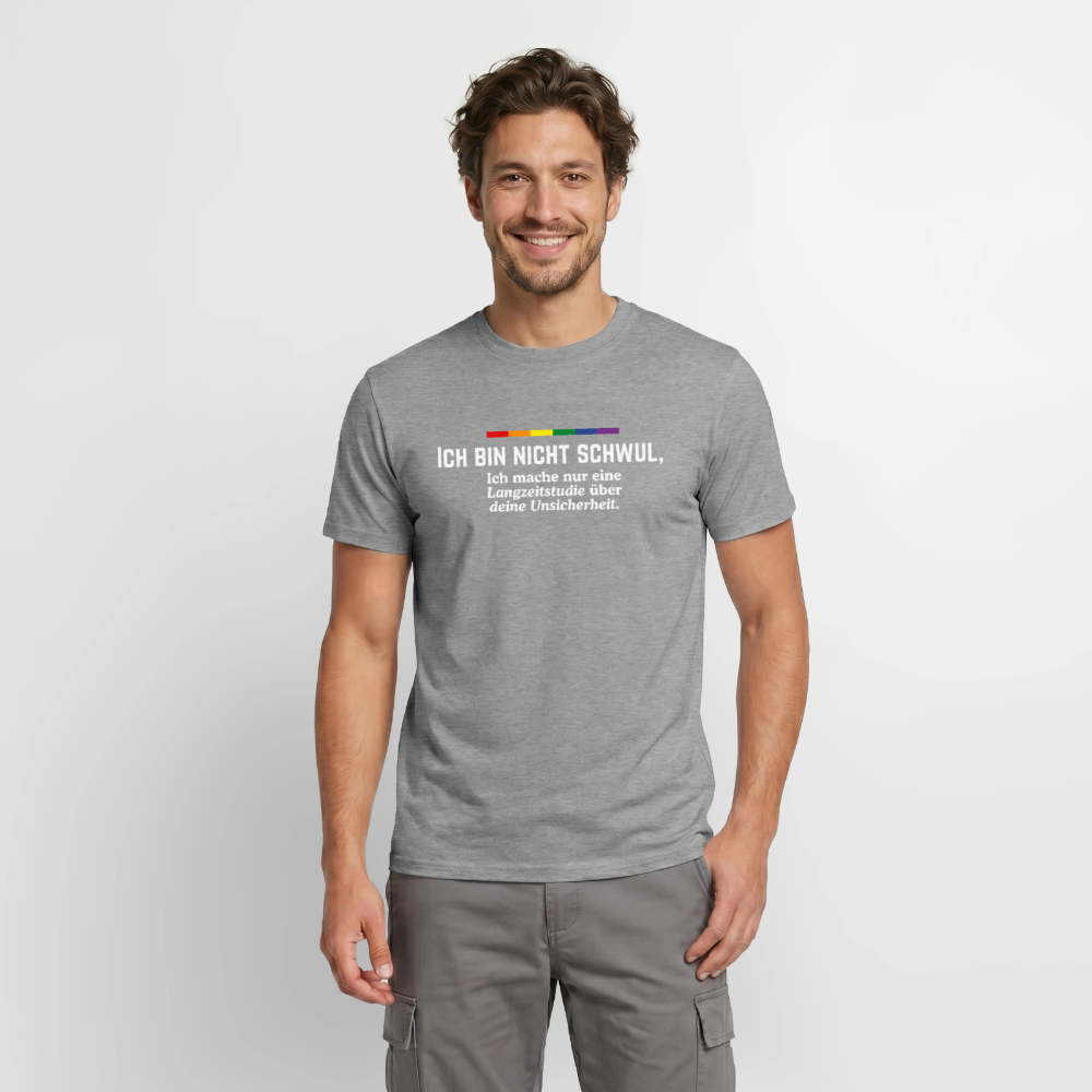 Getragen von einem Model entfaltet dieses Shirt in Graphit meliert seine volle humoristische Wirkung. Der Frontaufdruck „ICH BIN NICHT SCHWUL, Ich mache nur eine Langzeitstudie über deine Unsicherheit.“ wehrt dumme Sprüche direkt und sichtbar ab.