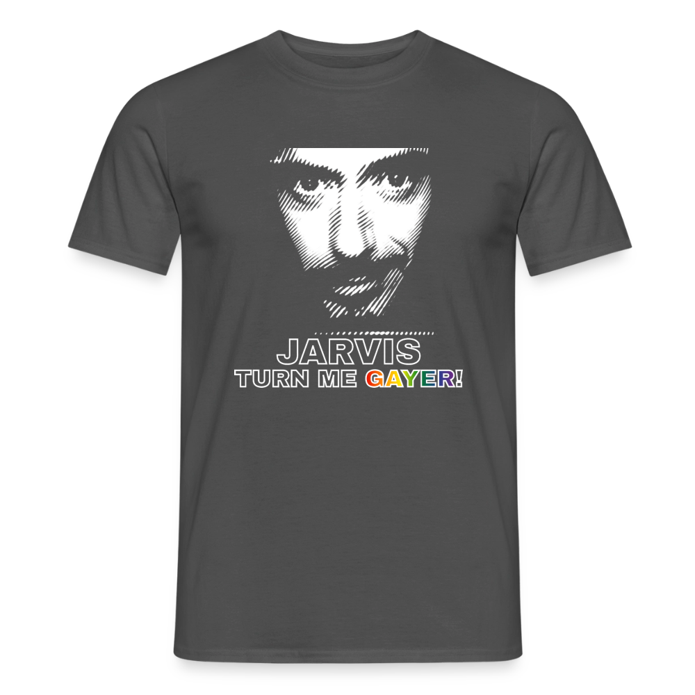 Auf dem anthrazitfarbenen T-Shirt leuchtet das weiße Comic-Porträt besonders stark. Der Regenbogen-Schriftzug „GAYER!" macht das freigestellte Shirt zum perfekten humorvollen LGBTQ-Statement.