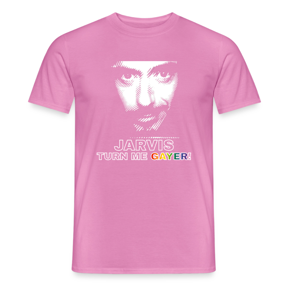 Auf dem pinken T-Shirt knallt das weiße Comic-Porträt zusammen mit der Aufforderung „JARVIS TURN ME GAYER!". Freigestelltes, selbstbewusstes Meme-Design mit Regenbogen-Typografie.