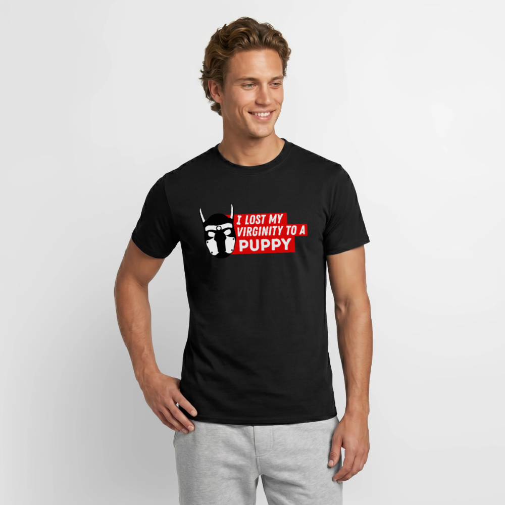 Mann in schwarzem T-Shirt mit dem ikonischen roten Puppy Design "I Lost My Virginity To A Puppy" – klares Fetish Statement