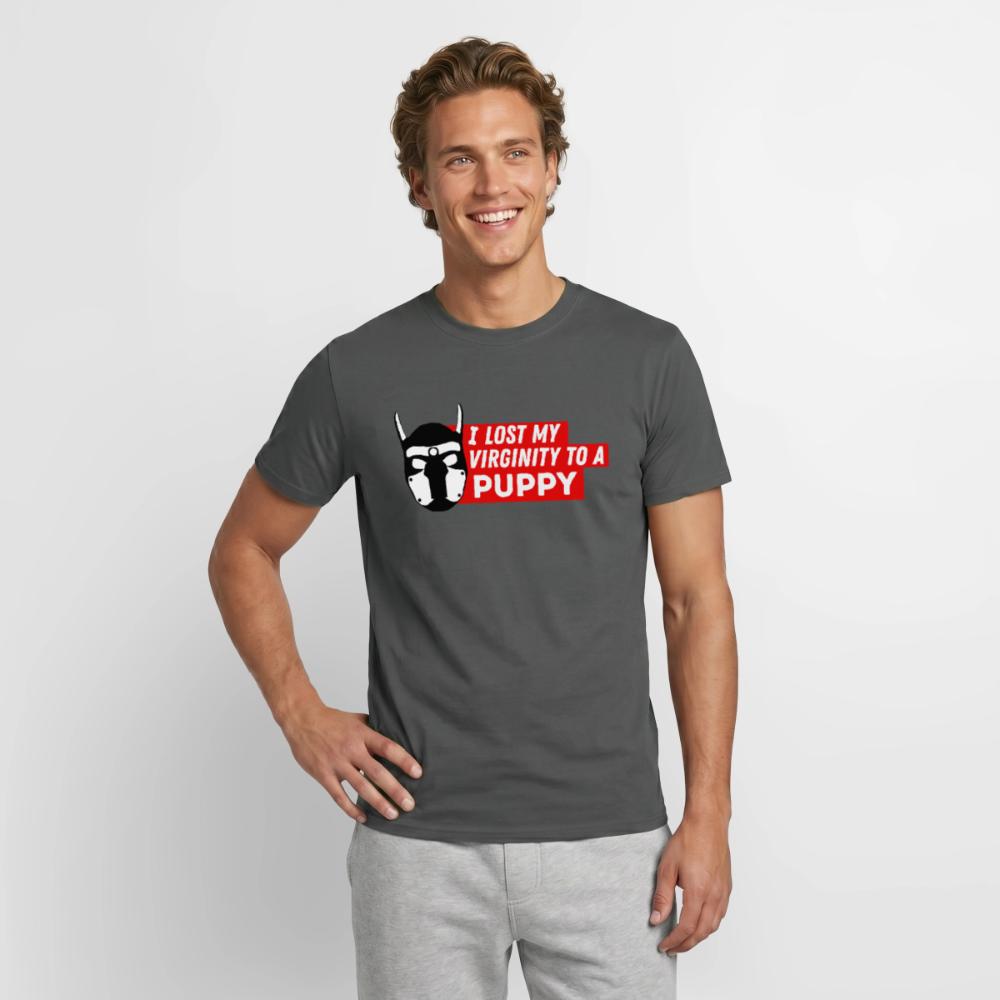 Mann in anthrazitfarbenem T-Shirt mit dem provokanten Text "I Lost My Virginity To A Puppy" und Puppy-Maske – Kinky Fetish Pride