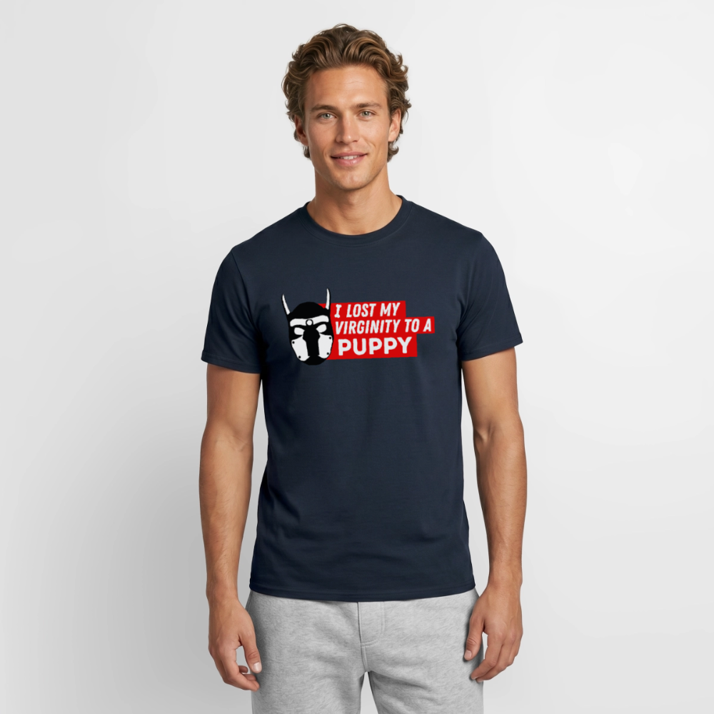 Junger Mann in navyblauem T-Shirt mit humorvollem Puppy Kink Motiv "I Lost My Virginity To A Puppy"