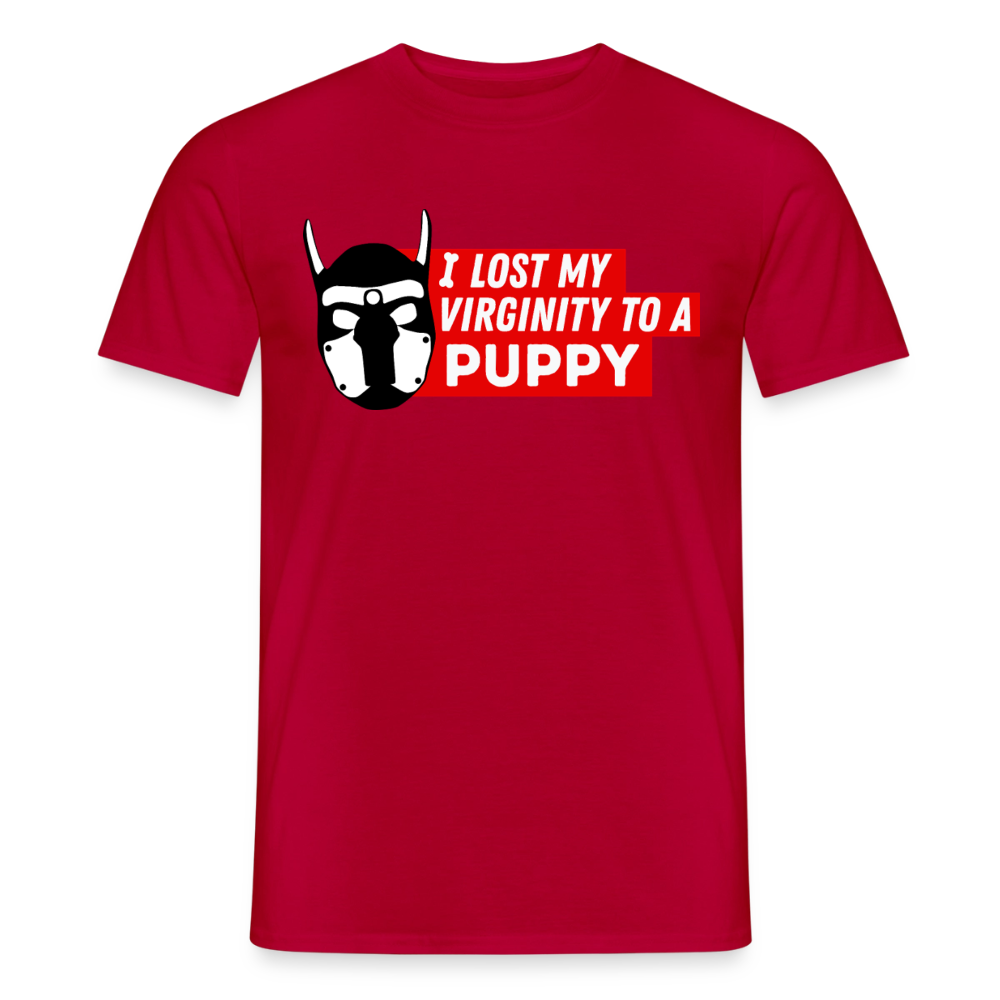 Rotes T-Shirt mit dem satirischen Text "I Lost My Virginity To A Puppy" und Puppy-Maske