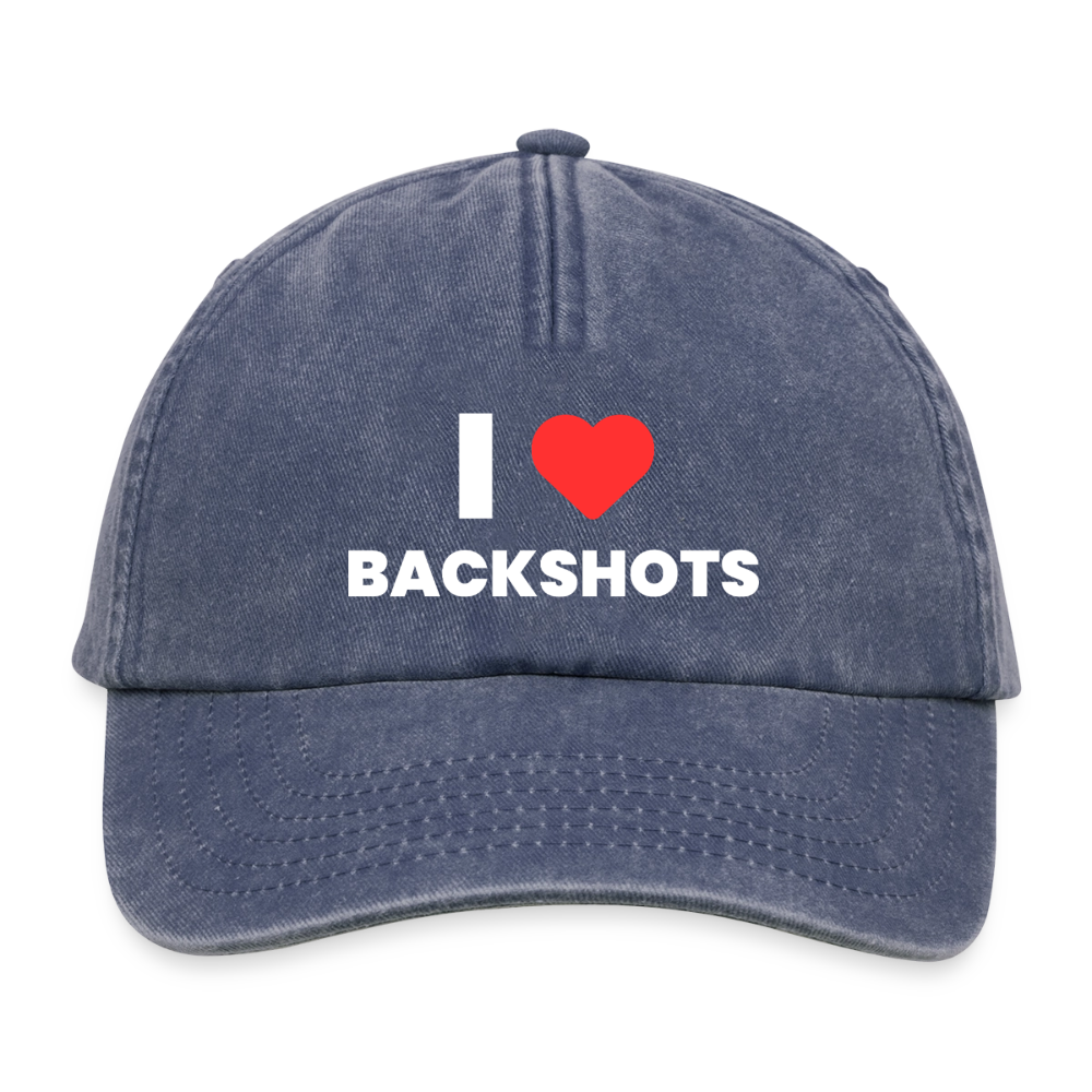 Eine lässige Vintage-Washed Cap im verwaschenen Denim-Blau, flach freigestellt auf transparentem Grund. Der zentrierte PrideLAB-Aufdruck auf der Stirnseite vereint ein rotes Herz-Symbol mit einer fetten schwarzen Kinky-Punchline.