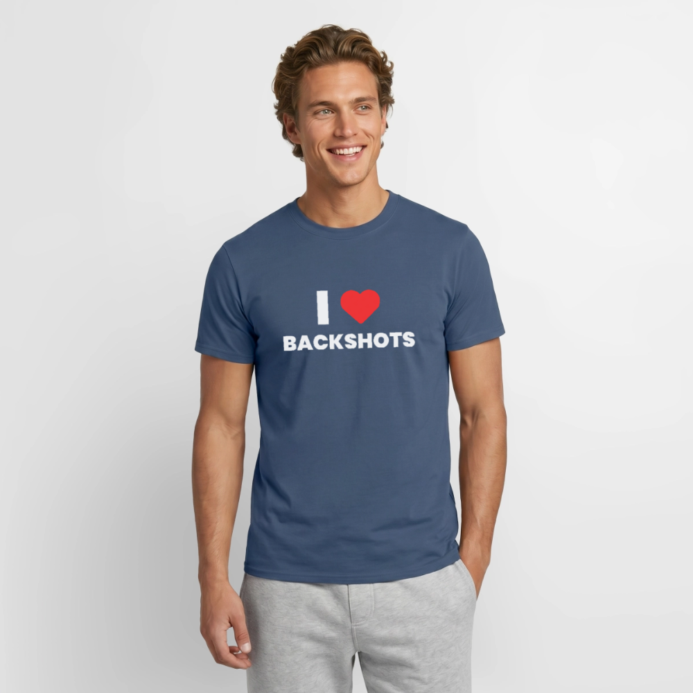 Seitliche Perspektive des Models mit Bart im dunkel-denimblauen Shirt. Der kinky Spruch „I ❤️ BACKSHOTS“ kommt auf dem gedeckten Blauton besonders gut zur Geltung und provoziert ein Schmunzeln.
