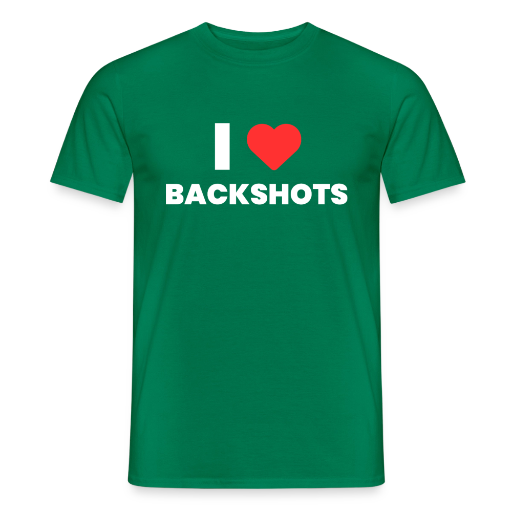 Ein leuchtend grünes Kelly-Green-Shirt flach ausgelegt auf transparentem Grund. Der scharfkantige Grafikprint verbindet ein feuriges Herz mit einer ironischen Botschaft für die Gay-Community.