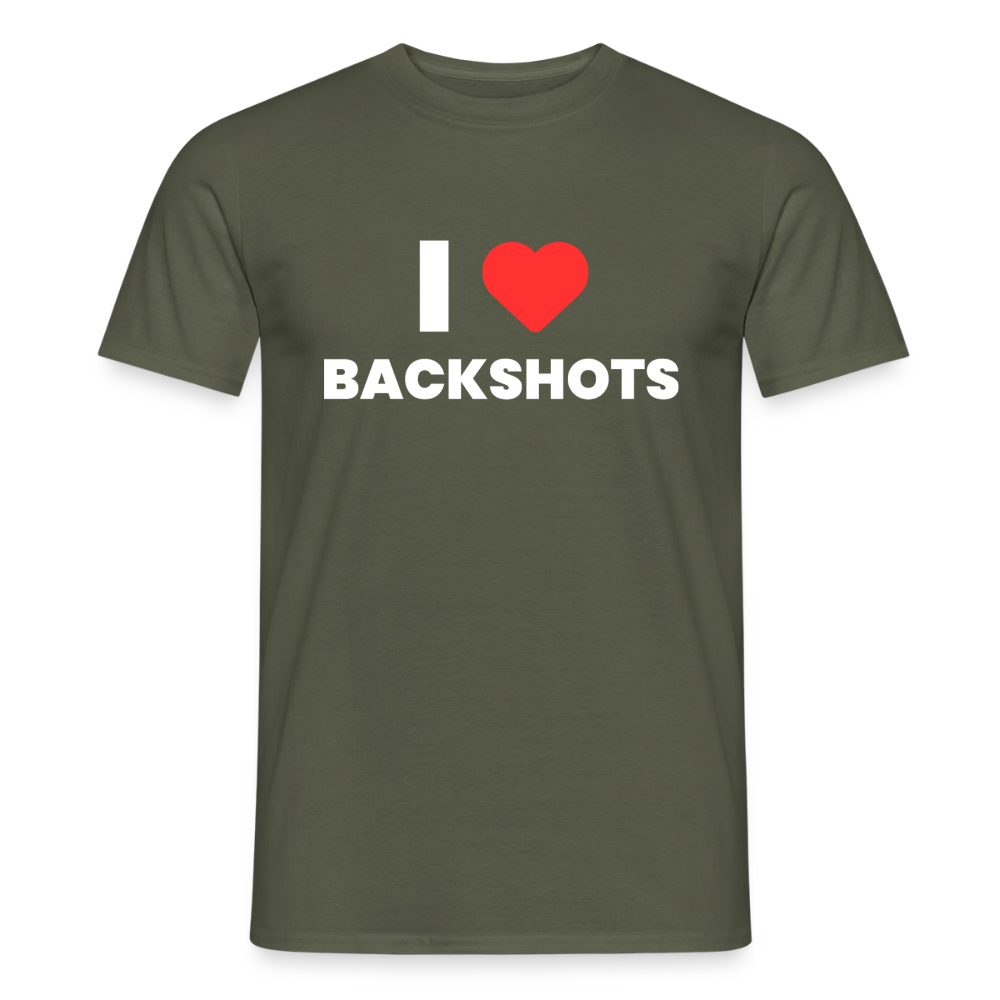 Ein olivgrünes Baumwolleshirt im Produkt-Mockup ohne Hintergrund. Das scharf aufgedruckte Motiv zeigt ein leuchtend rotes Valentinsherz mit dem schlüpfrigen, schwarzen Subkultur-Spruch im Zentrum.