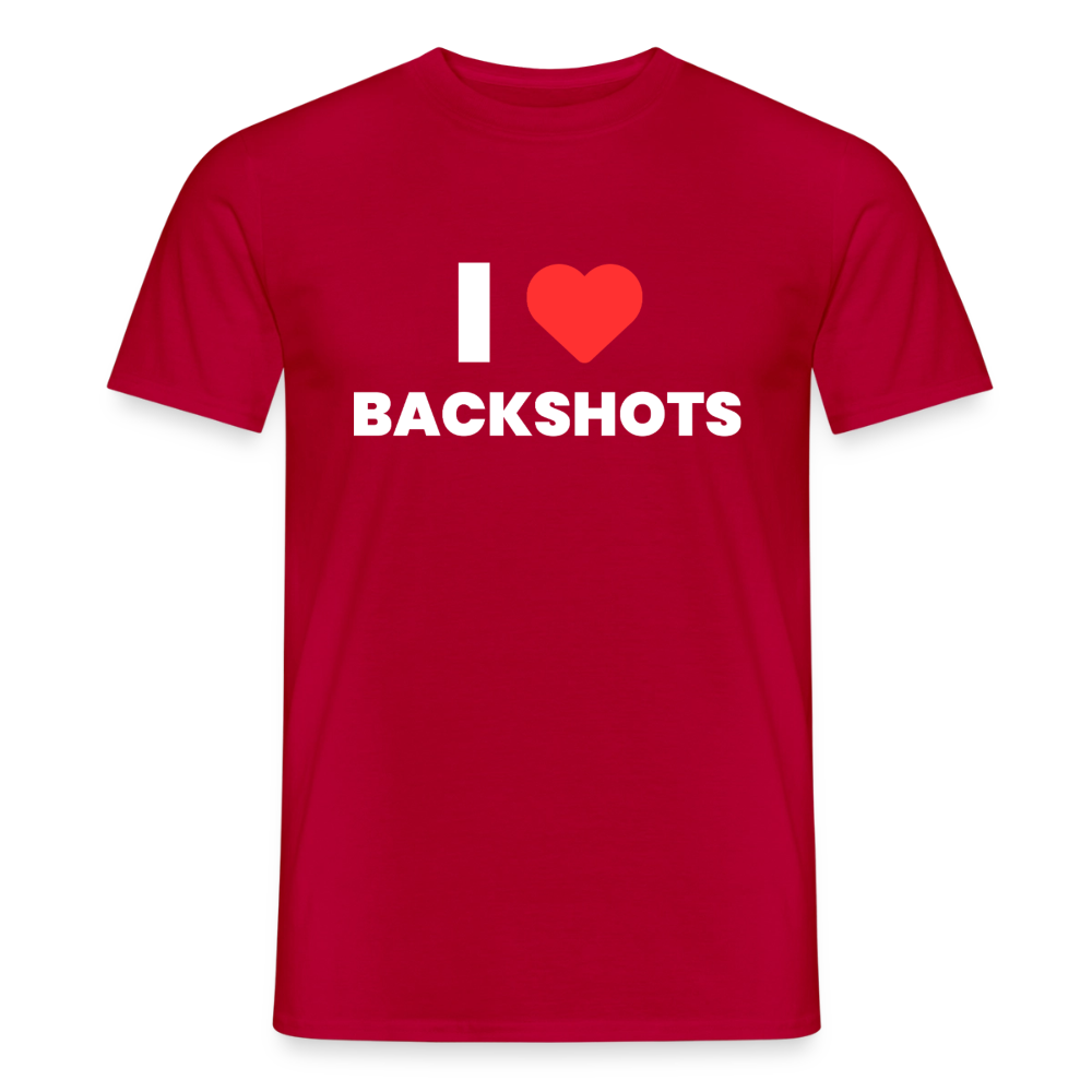 Knallrotes T-Shirt als freigestelltes Produktbild. Das aufgedruckte Herz verschmilzt fast mit der T-Shirt-Farbe, wodurch die schwarze Aufschrift „I ❤️ BACKSHOTS“ als optisches Highlight dominiert.