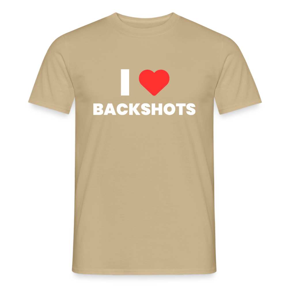 Ein T-Shirt im unaufdringlichen Sandbeige als freigestelltes Flatlay. Der dezente Naturton lässt das zentrierte rote Herz und die derbe schwarze Typografie maximal im Vordergrund wirken.