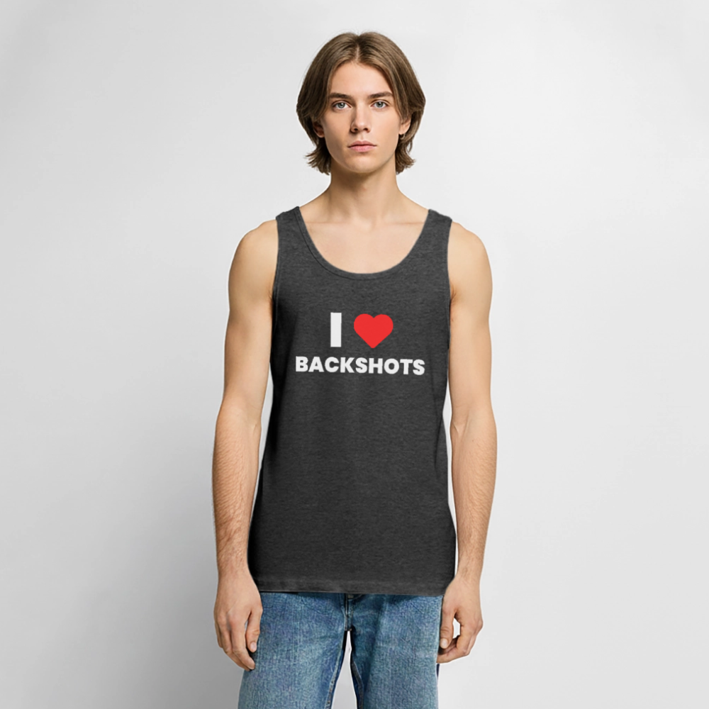 Das Modell mit Vollbart trägt das anthrazit-melierte Tank Top mit tiefem Armausschnitt. Der sex-positive „I ❤️ BACKSHOTS“-Aufdruck setzt ein humorvolles, stolzes Statement für die sommerliche Festival-Saison.
