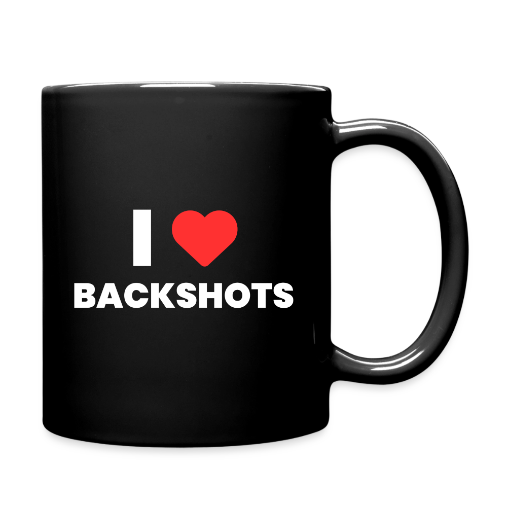 Freigestellte Produktansicht der schwarzen PrideLAB-Tasse, wobei der Henkel nach rechts zeigt. Dank des doppelseitigen Drucks ist das kinky Herz-Meme mit der weißen Aufschrift auch aus dieser Perspektive perfekt lesbar.