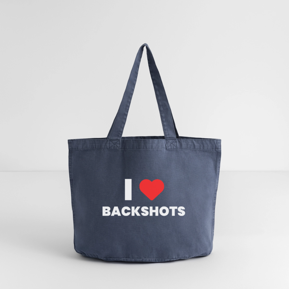 Die Rückseite des denimblauen Vintage-Shoppers steht aufrecht auf weißem Untergrund vor einer hellen Wand. Der identische, derbe Spruch „I ❤️ BACKSHOTS“ prangt auf dieser Seite und unterstreicht den beidseitigen All-Over-Print für queere Pride-Events.