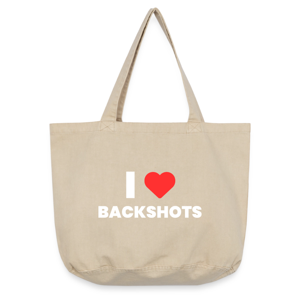 Freigestellte Vorderansicht des Vintage-Washed Shoppers im hellen Naturton Sand. Der dezente Untergrund lässt die Kombination aus feurigem Herz-Icon und derber Typografie maximal im Vordergrund wirken.