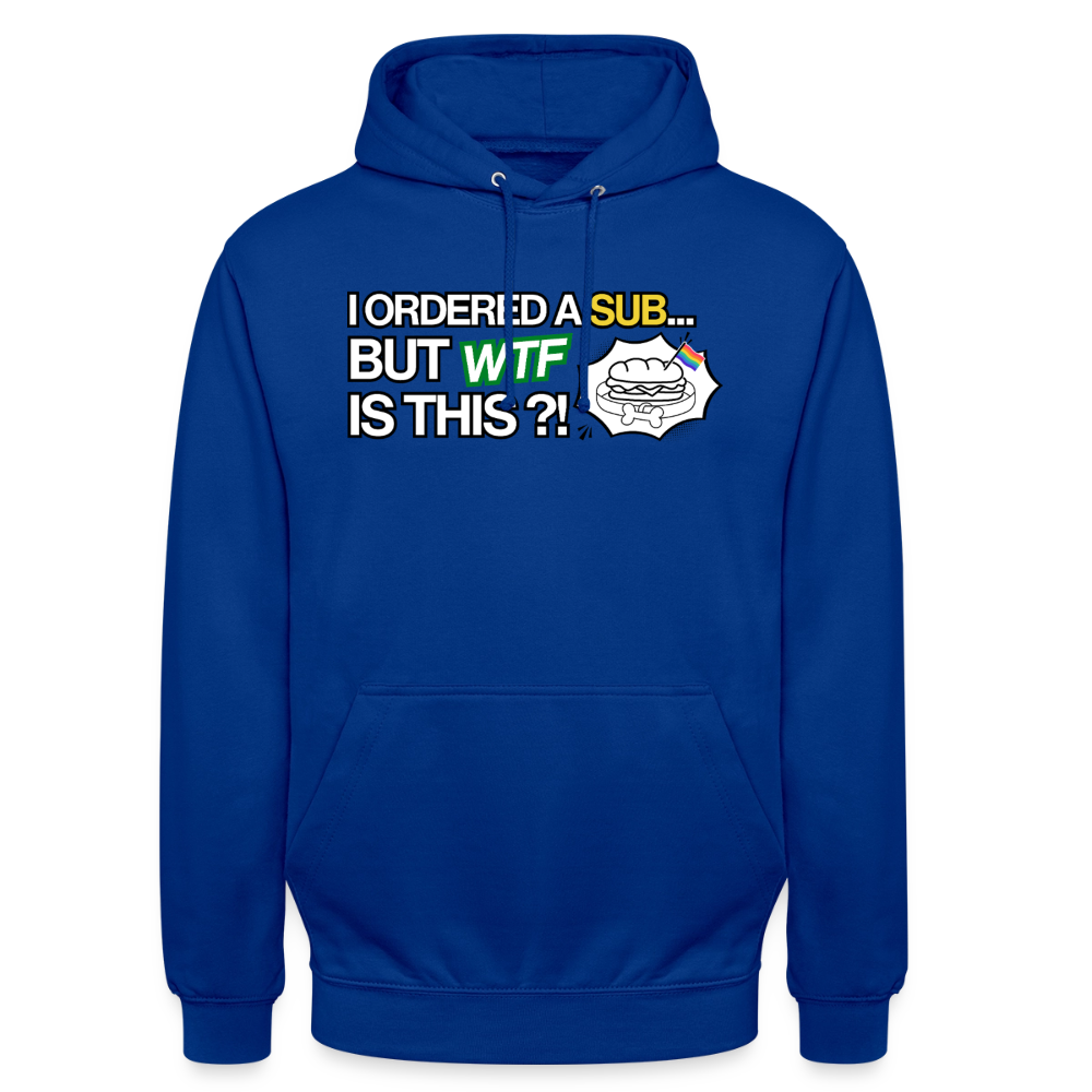 Ein leuchtend royalblauer Kapuzenpullover flach ausgelegt auf transparentem Grund. Das scharfkantige Comic-Motiv mit der Regenbogenflagge feiert queere Individualität und transportiert ein stolzes, sex-positives Statement.