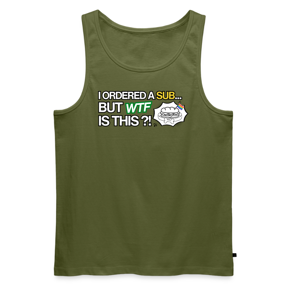 Zentrierte Pop-Art-Grafik auf einem olivfarbenen Unterhemd im freigestellten Webshop-Look. Das unzensierte Design bricht die minimalistische Stofffarbe durch den derben Witz über ein missglücktes Sandwich-Date innerhalb der Kinky-Community.