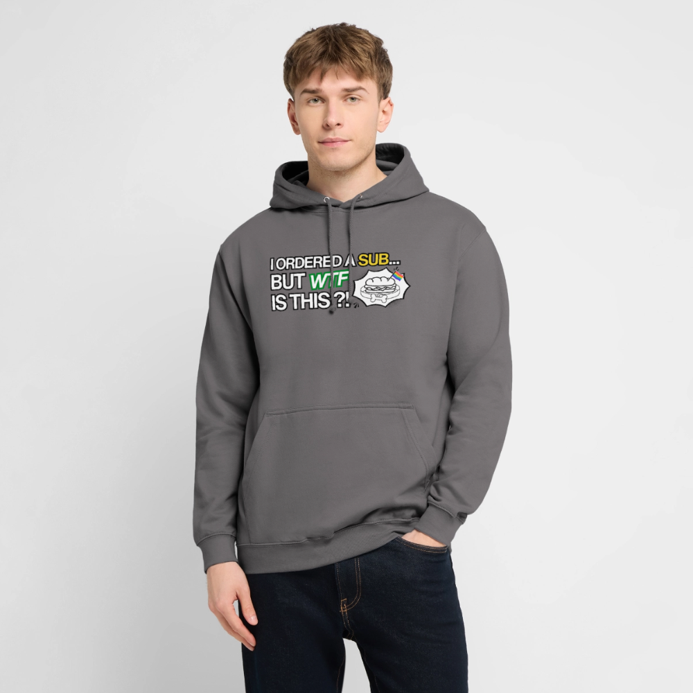 Präsentation des mittelgrauen Hoodies an einem männlichen Modell. Die Kombination aus dem zweideutigen Spruch über das Sub-Baguette und der bunten Flagge macht das Oberteil zum idealen Begleiter für die nächste Clubnacht.