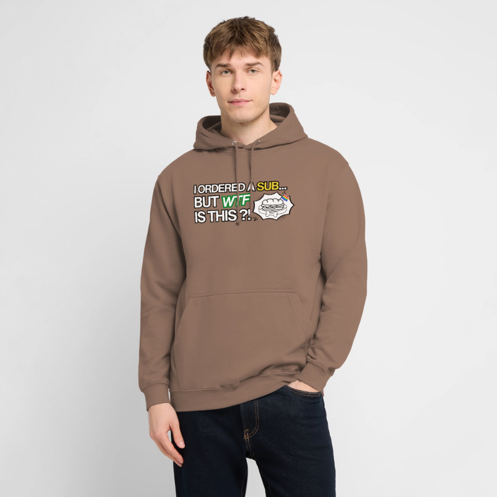 Das dunkelbraune Mokka-Stoffdesign wird von einem männlichen Modell im Studio vorgeführt. Die kontraststarke Wirkung der bunten Regenbogenflagge auf dem erdigen Untergrund garantiert höchste Sichtbarkeit des Fetisch-Motivs.