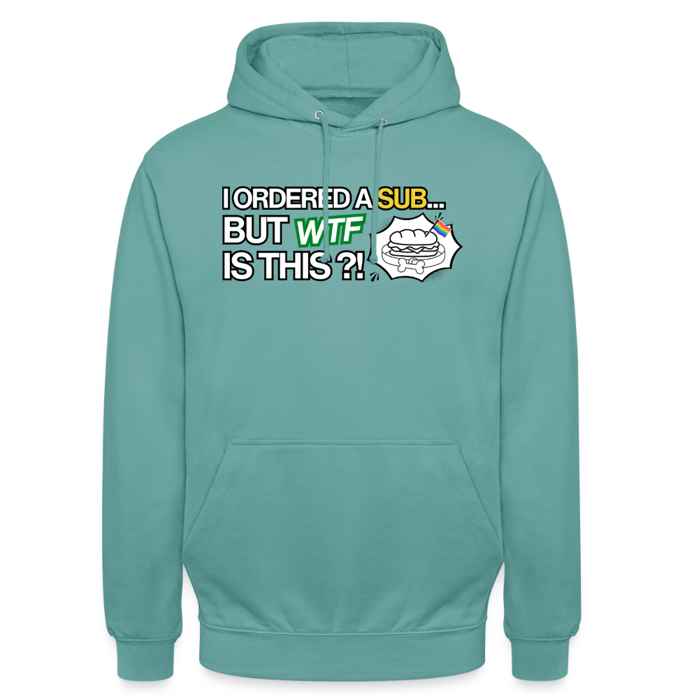 Der sanfte Pastelltürkis-Ton dieses freigestellten Hoodies harmoniert fließend mit den integrierten Farben der klassischen Regenbogenflagge. Der schwarze Text bildet einen sauberen Kontrast auf der Brustfläche des Bechers.