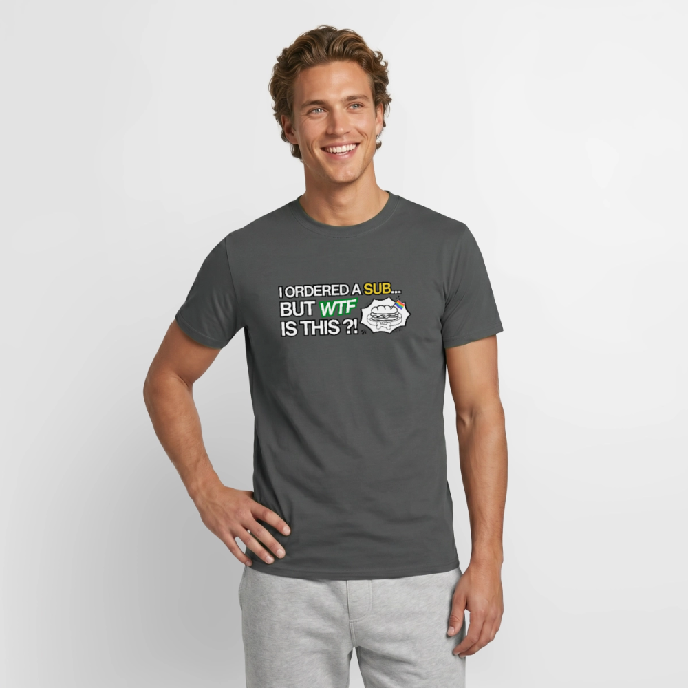 Ein männliches Model trägt das anthrazitfarbene T-Shirt mit dem auffälligen Typografie-Design „I ordered a sub… but wtf is this?!“. Der weiße Badge mit Puppy-Sandwich und Regenbogenflagge ist klar sichtbar.