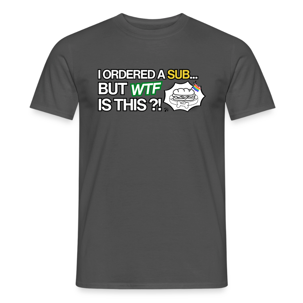 Das anthrazitfarbene T-Shirt zeigt die große Statement-Typografie mit gelbem „SUB“ und grünem „WTF“. Rechts sitzt der weiße Stern mit dem kinky Puppy-Sandwich, das von einem Hundehalsband mit Knochen umschlossen wird.