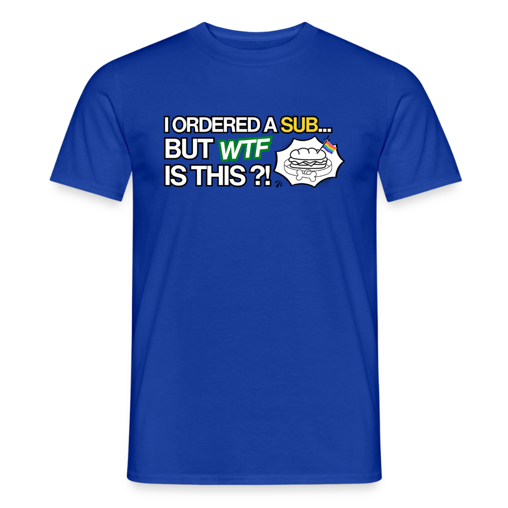 Freigestelltes dunkelblaues T-Shirt mit riesiger Statement-Typografie „I ORDERED A SUB… BUT WTF IS THIS?!“ und dem weißen Stern, der das Sandwich mit Puppy-Halsband und Regenbogenflagge zeigt.