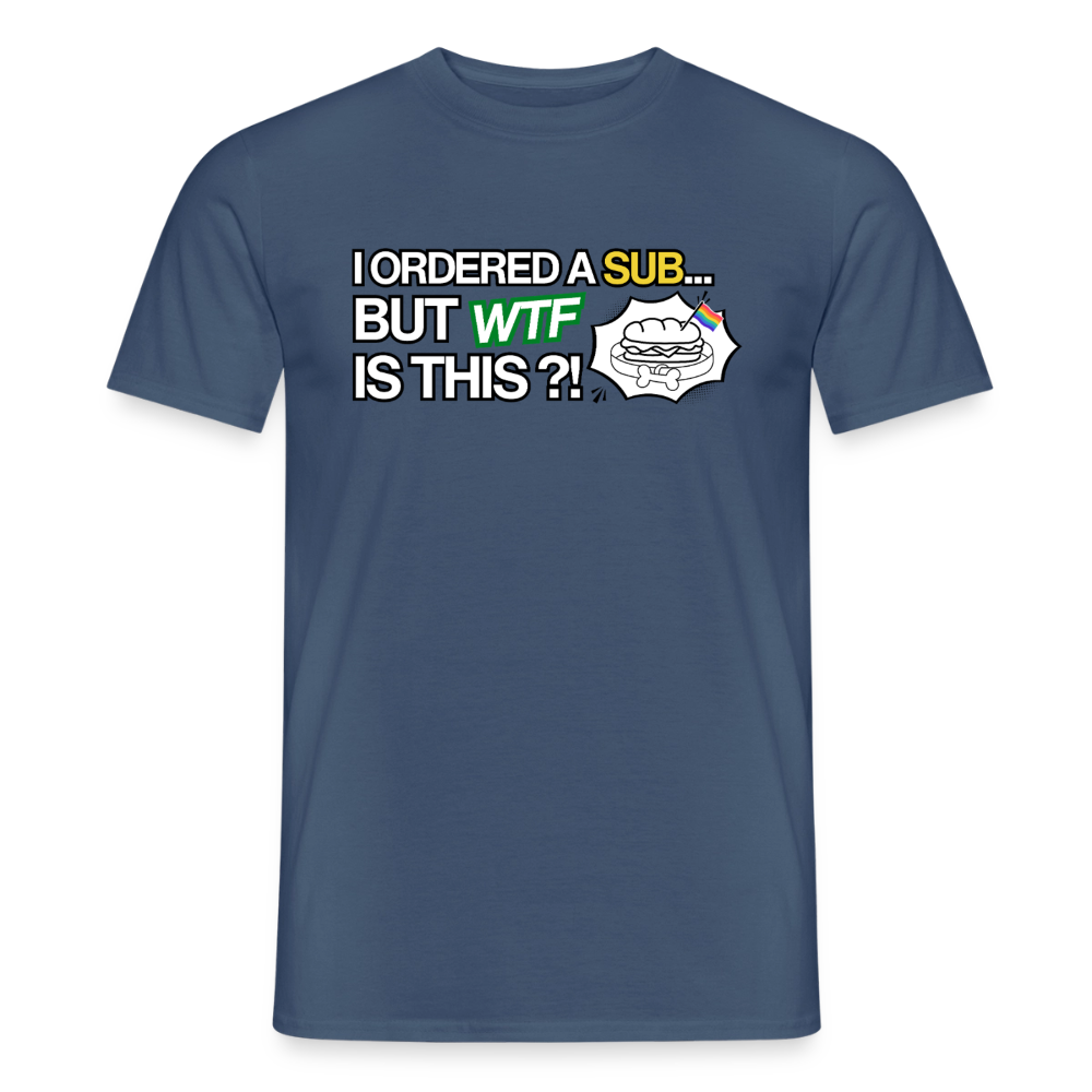 Freigestelltes dunkles denimblaues T-Shirt mit fetter Typografie „I ORDERED A SUB… BUT WTF IS THIS?!“ und dem detaillierten weißen Stern-Badge mit Sandwich und Puppy-Halsband.