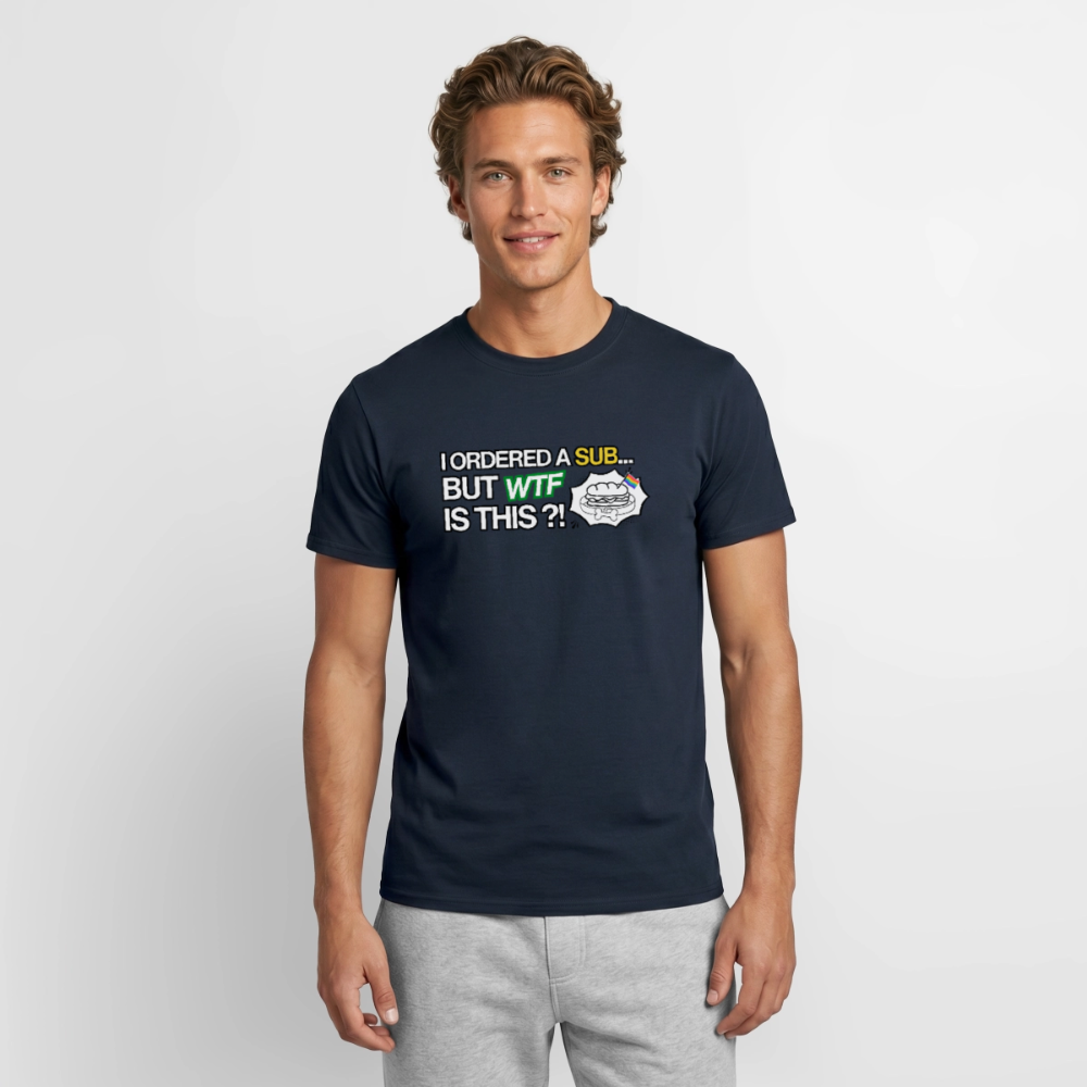 Ein männliches Model trägt das navyblaue T-Shirt mit dem frechen Text „I ordered a sub… but wtf is this?!“ und dem detaillierten Puppy-Sandwich-Badge.